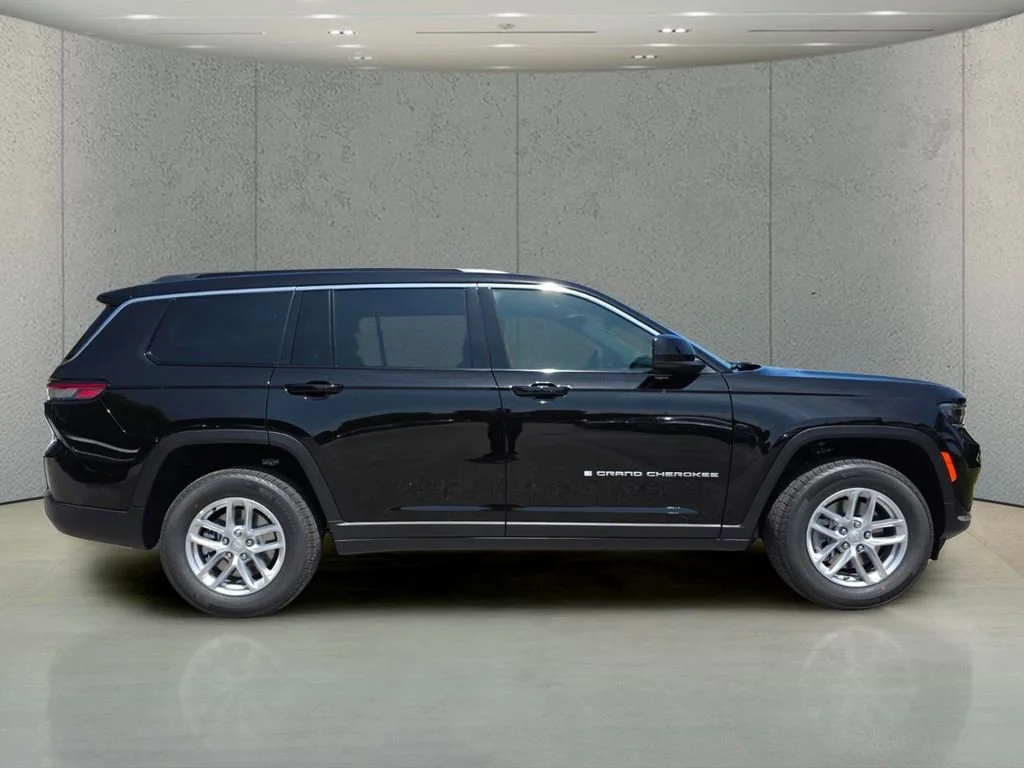 New 2026 Diamond Black Crystal Pearl-Coat Exterior Paint Jeep Laredo X image 3