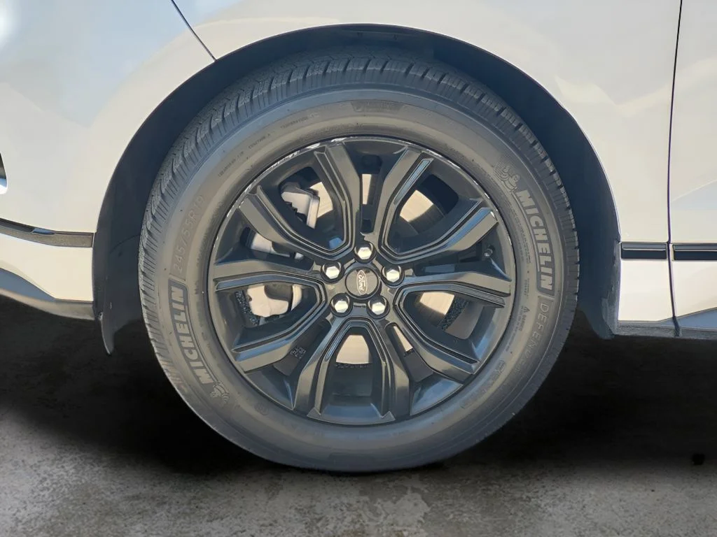 Used 2022 Oxford White Ford SE image 27