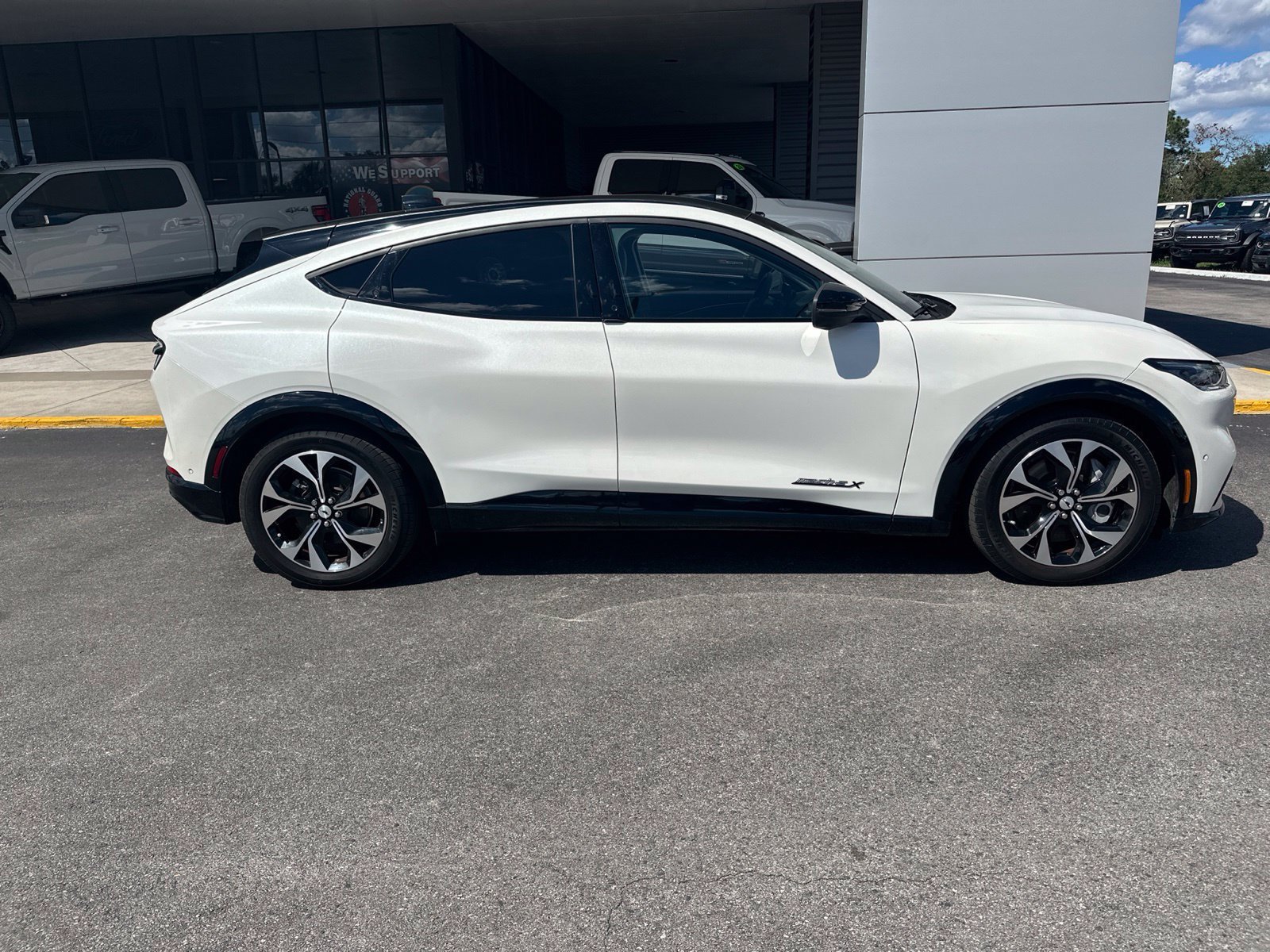 Used 2023 White Metallic Ford Premium image 1