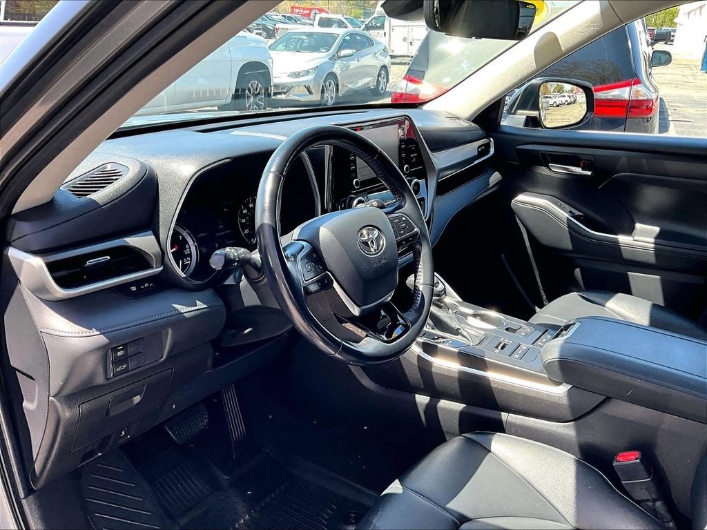 Used 2021 Gray Toyota XLE image 8