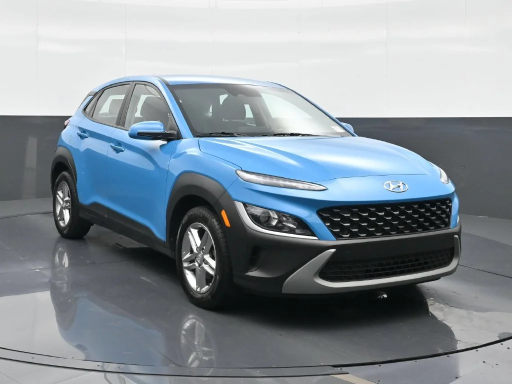 Used 2022 Green Hyundai SE image 13