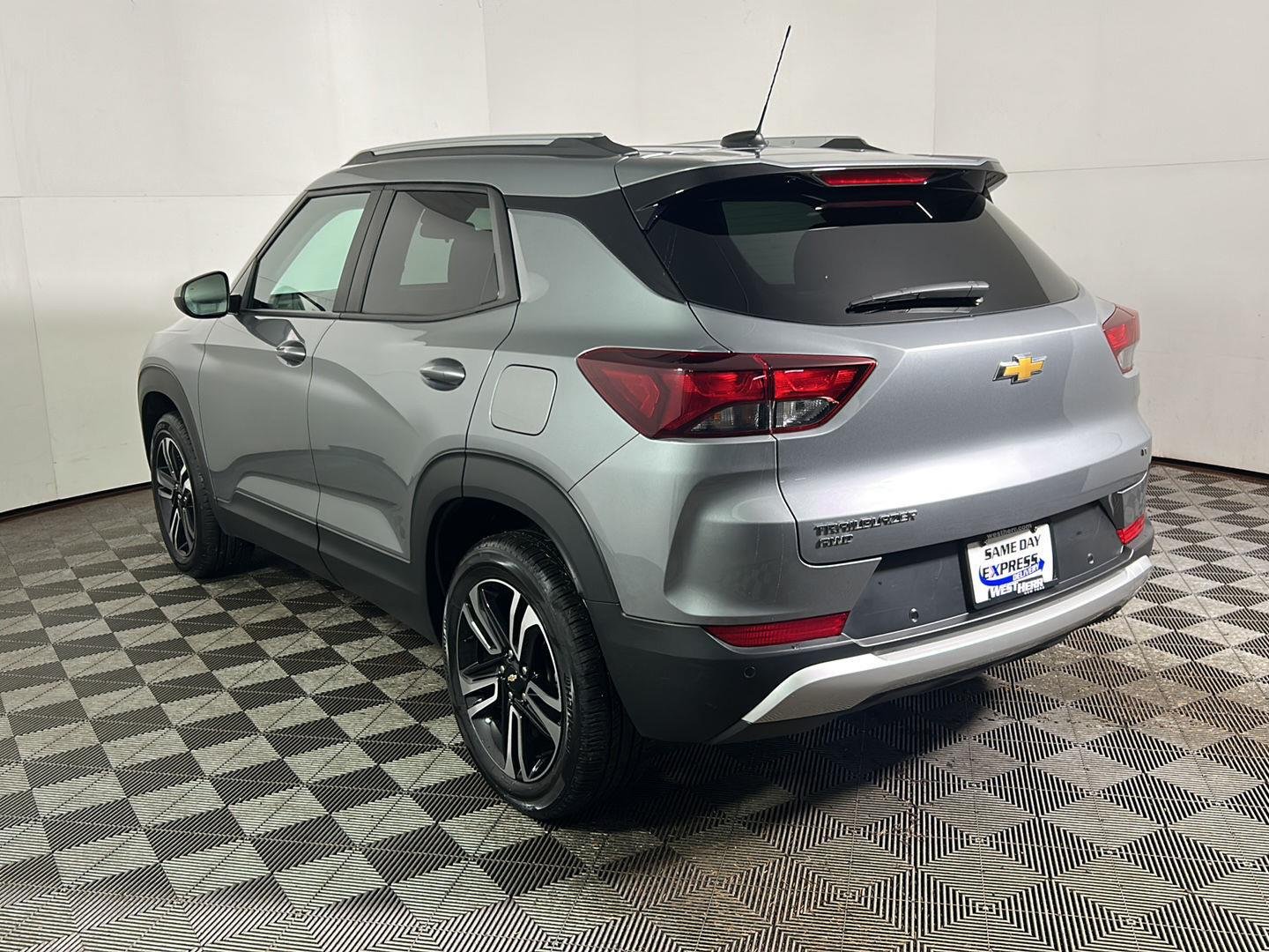 Used 2025 Sterling Gray Metallic Chevrolet LT image 9