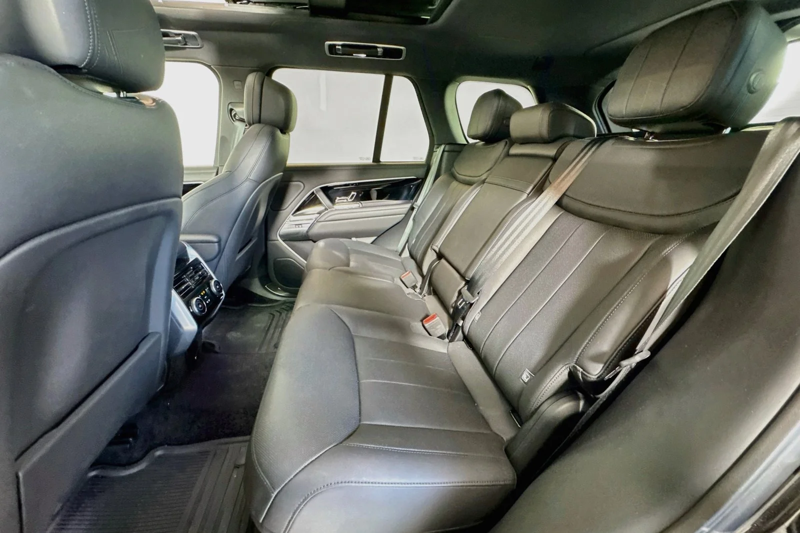Used 2025 Santorini Black Metallic Land Rover SE image 23