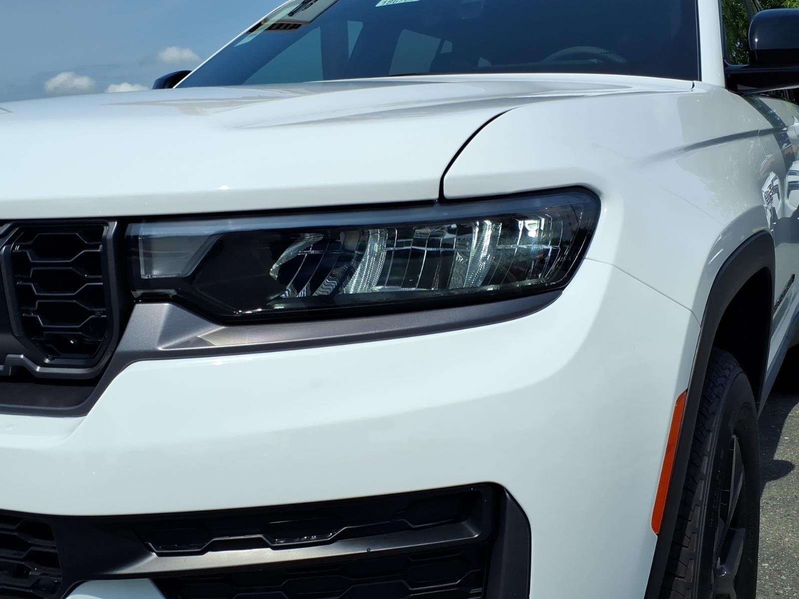 New 2026 Bright White Clear-Coat Exterior Paint Jeep Laredo Altitude image 15