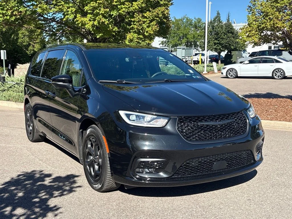 Used 2023 Black Chrysler Touring L image 7