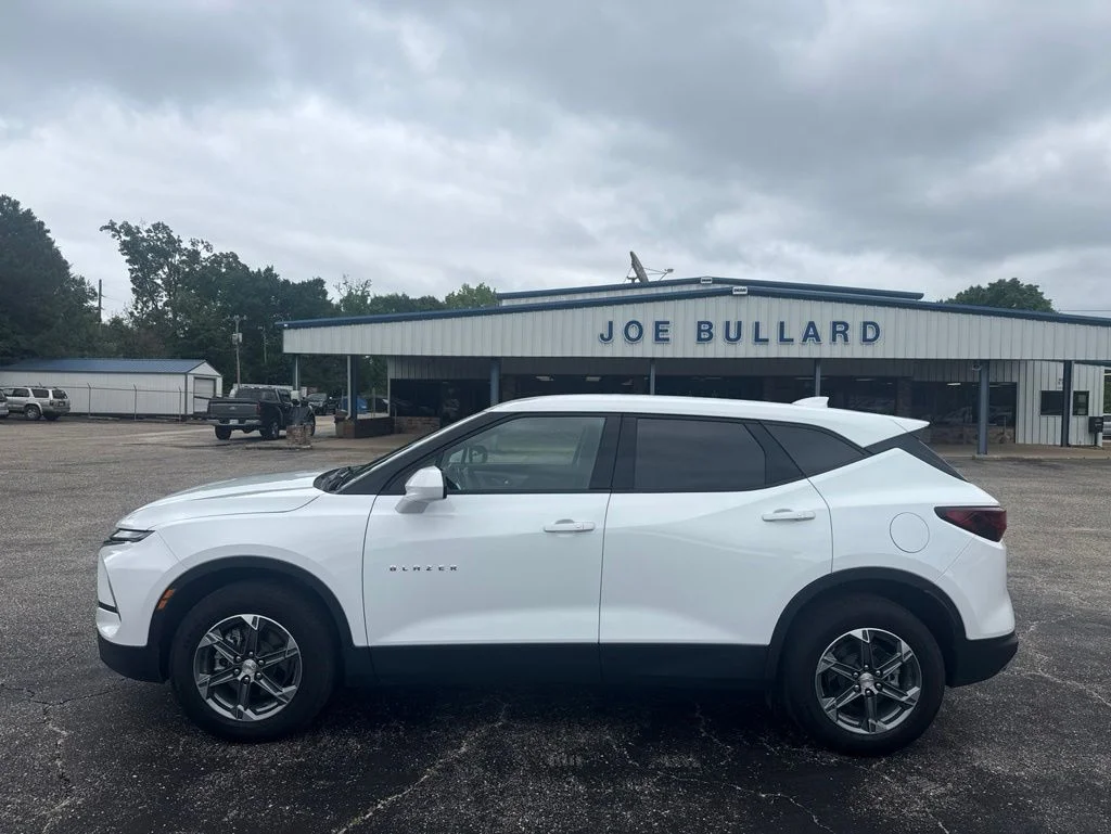 Used 2025 White Chevrolet LT image 18