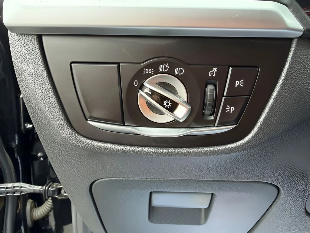 Used 2023 Black BMW xDrive30i image 10
