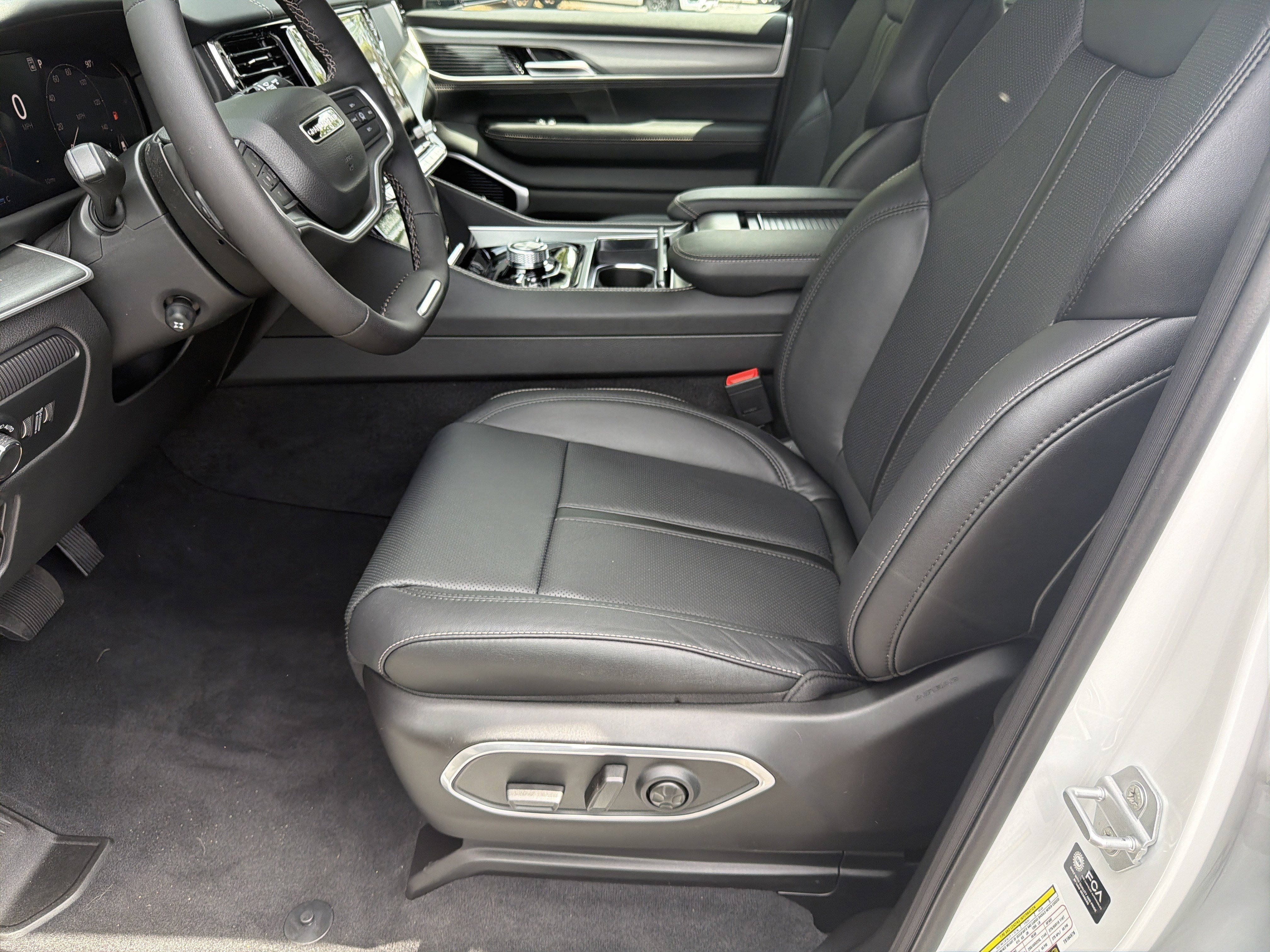 New 2026 Bright White Clear-Coat Exterior Paint Jeep Limited Reserve image 11