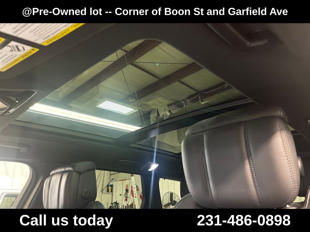 Used 2019  Land Rover HSE Dynamic image 12