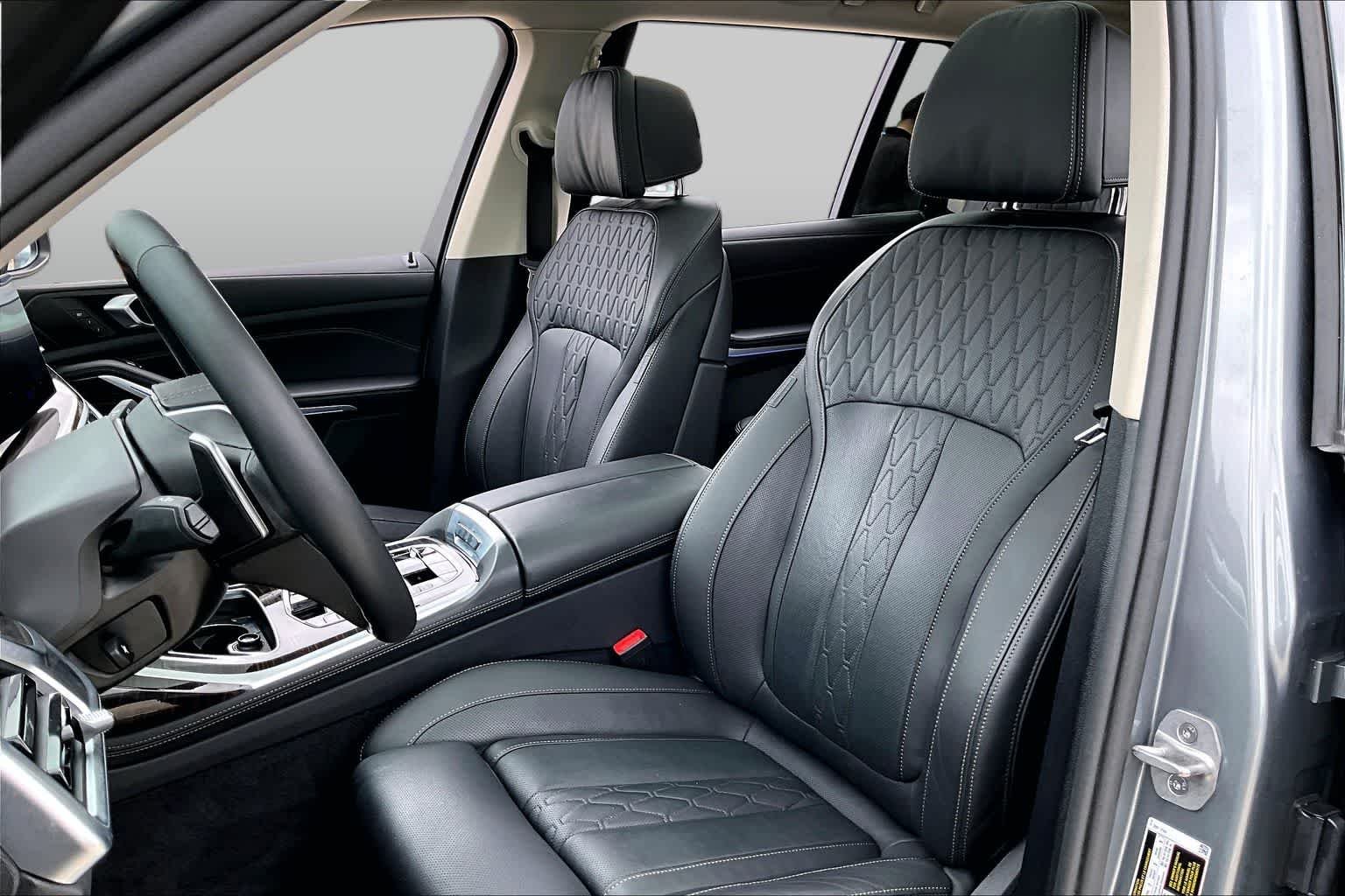 Used 2026 Skyscraper Grey Metallic BMW xDrive40i image 7