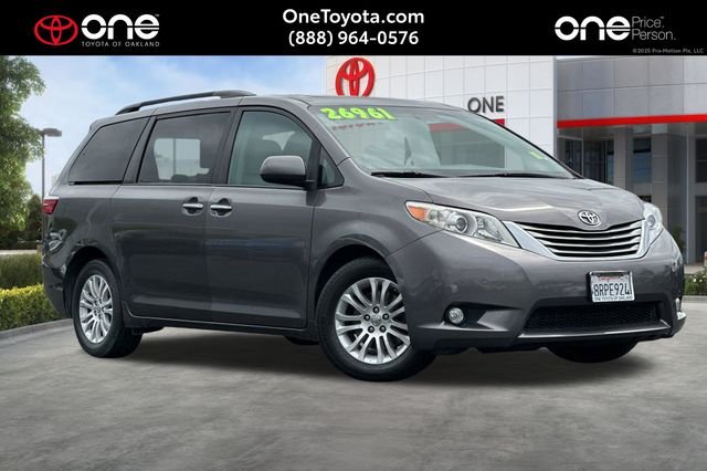 2017 Toyota Sienna XLE V6 8-Passenger's photo