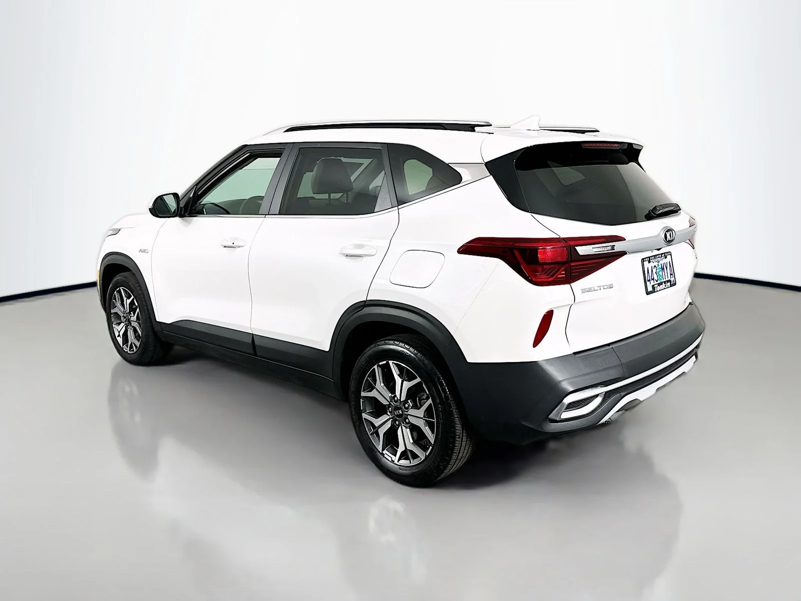 Used 2021 Snow White Pearl Kia EX image 5