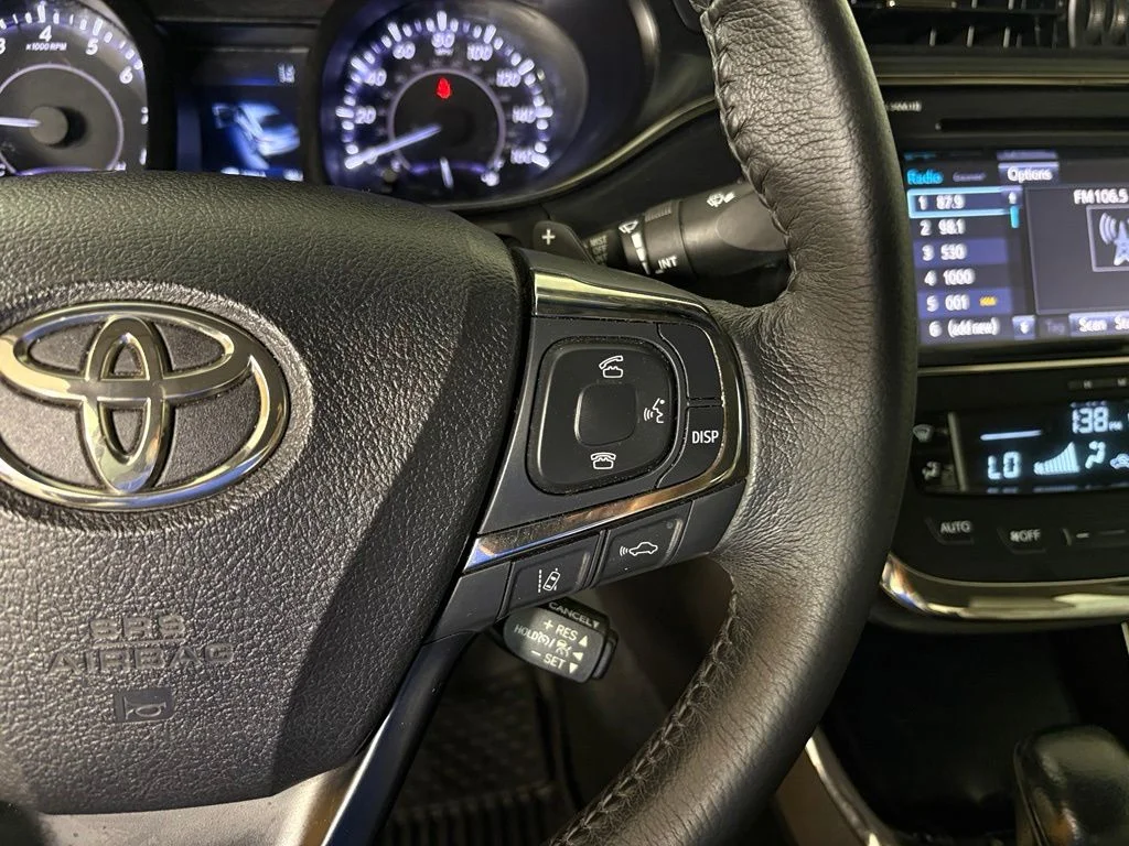Used 2018 Silver Toyota XLE image 21