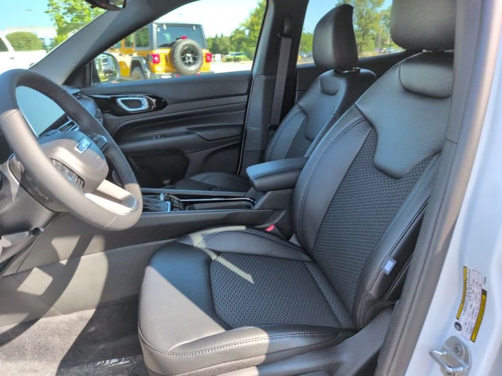 New 2026 Bright White Clearcoat Jeep Latitude image 19