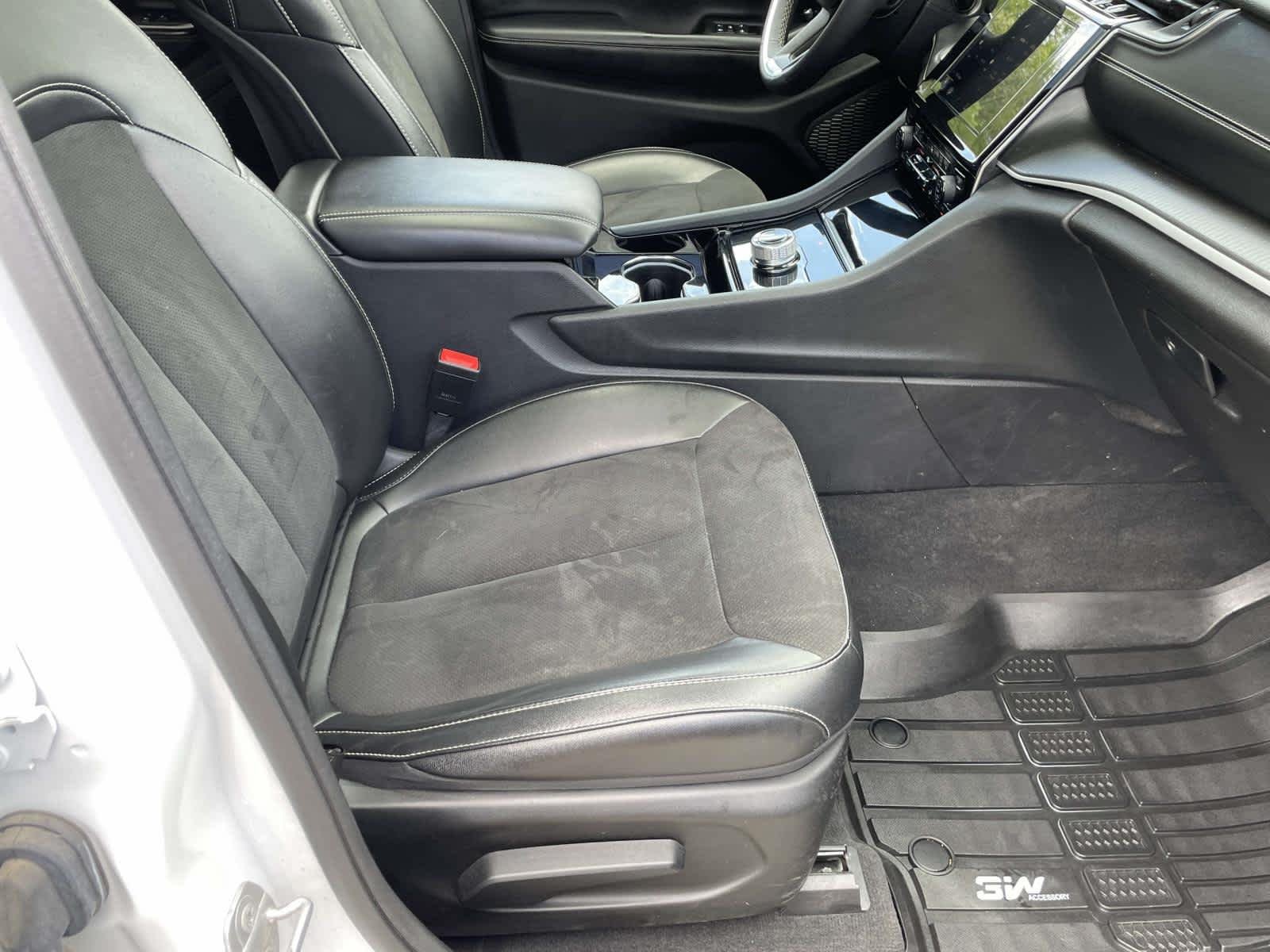 Used 2023 Whi/white Jeep Altitude image 21