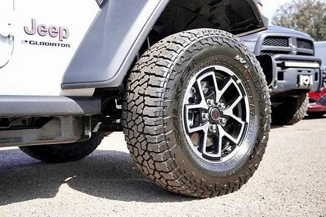 New 2026 Bright White Clear-Coat Exterior Paint Jeep Rubicon image 9