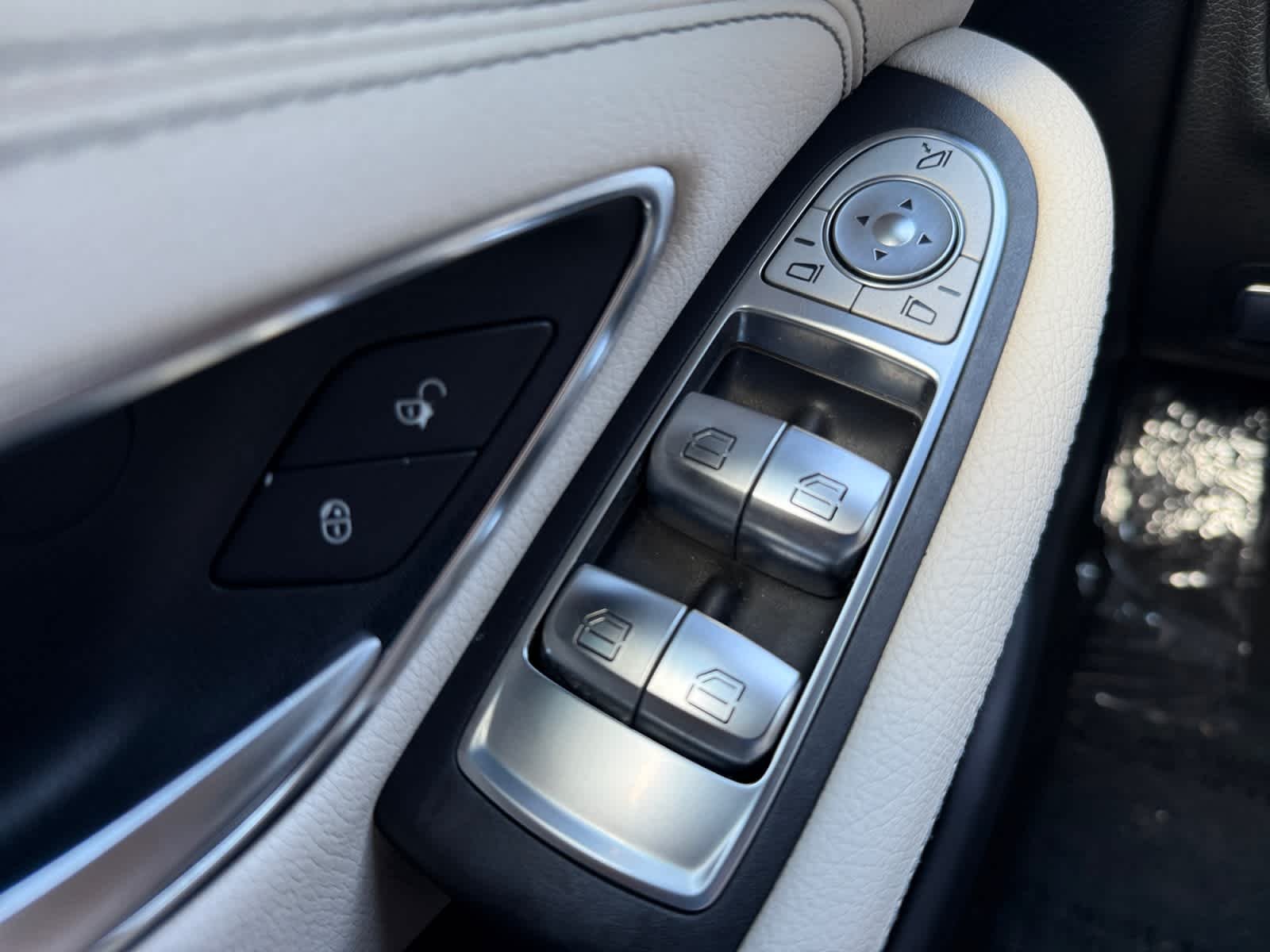 Used 2017 designo Diamond White Metallic Mercedes-Benz AMG® C 43 image 25