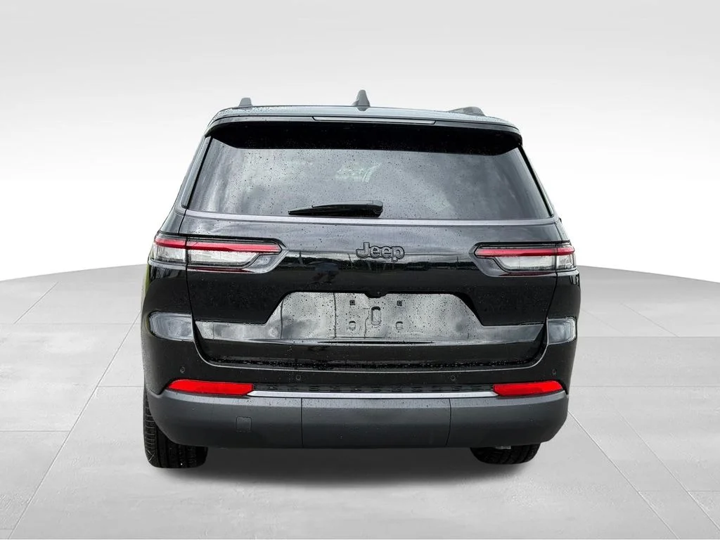 New 2026 Diamond Black Crystal Pearl-Coat Exterior Paint Jeep Limited image 25