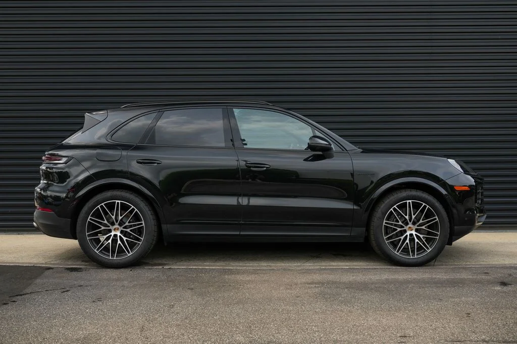Certified Used 2025  Porsche Base image 37