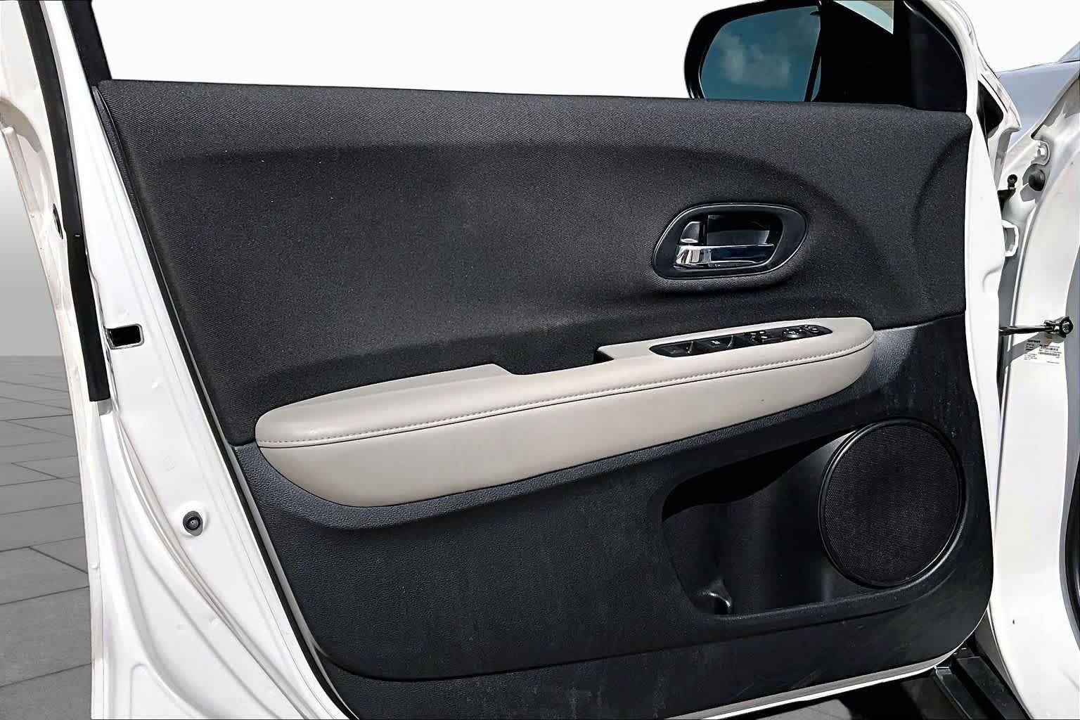 Used 2021 Platinum White Pearl Honda LX image 22