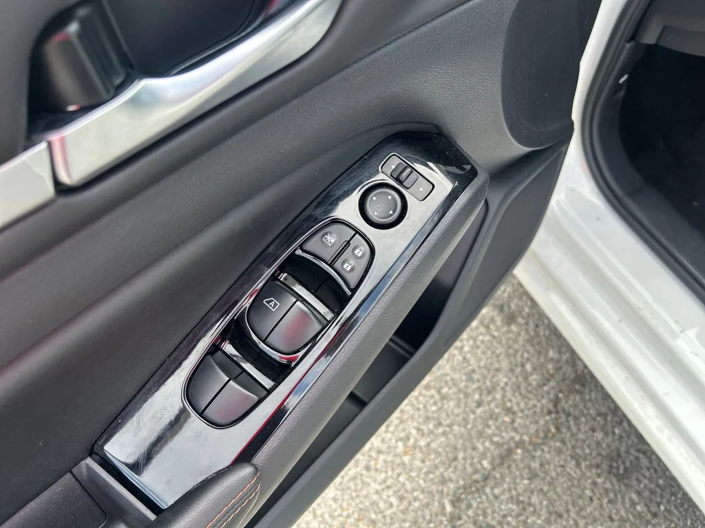Used 2025 White Nissan 2.5 SR image 12