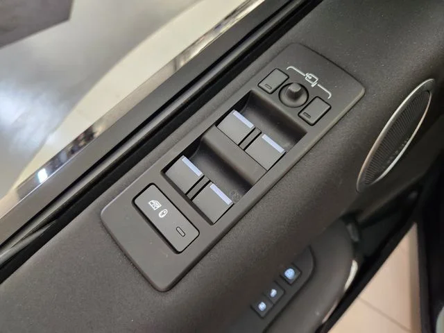 Used 2025 Black Land Rover S image 22