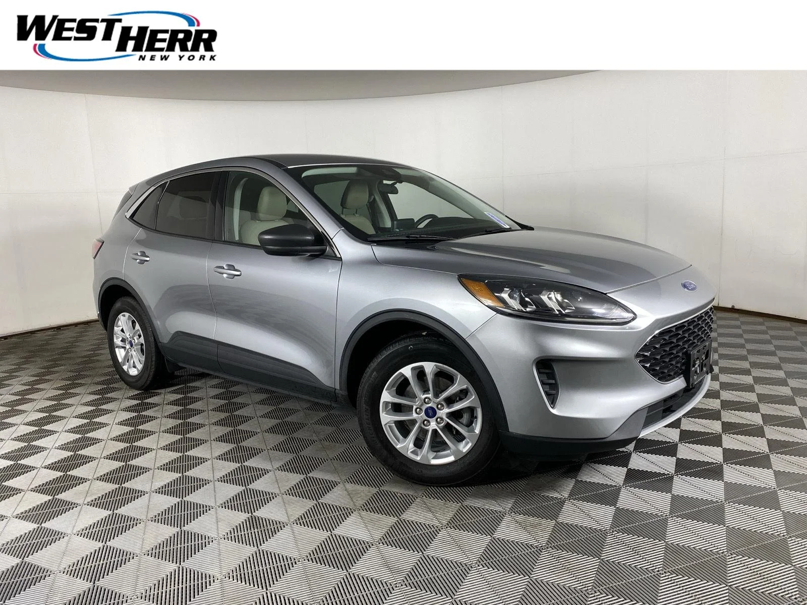 Used 2022 Iconic Silver Ford SE image 1