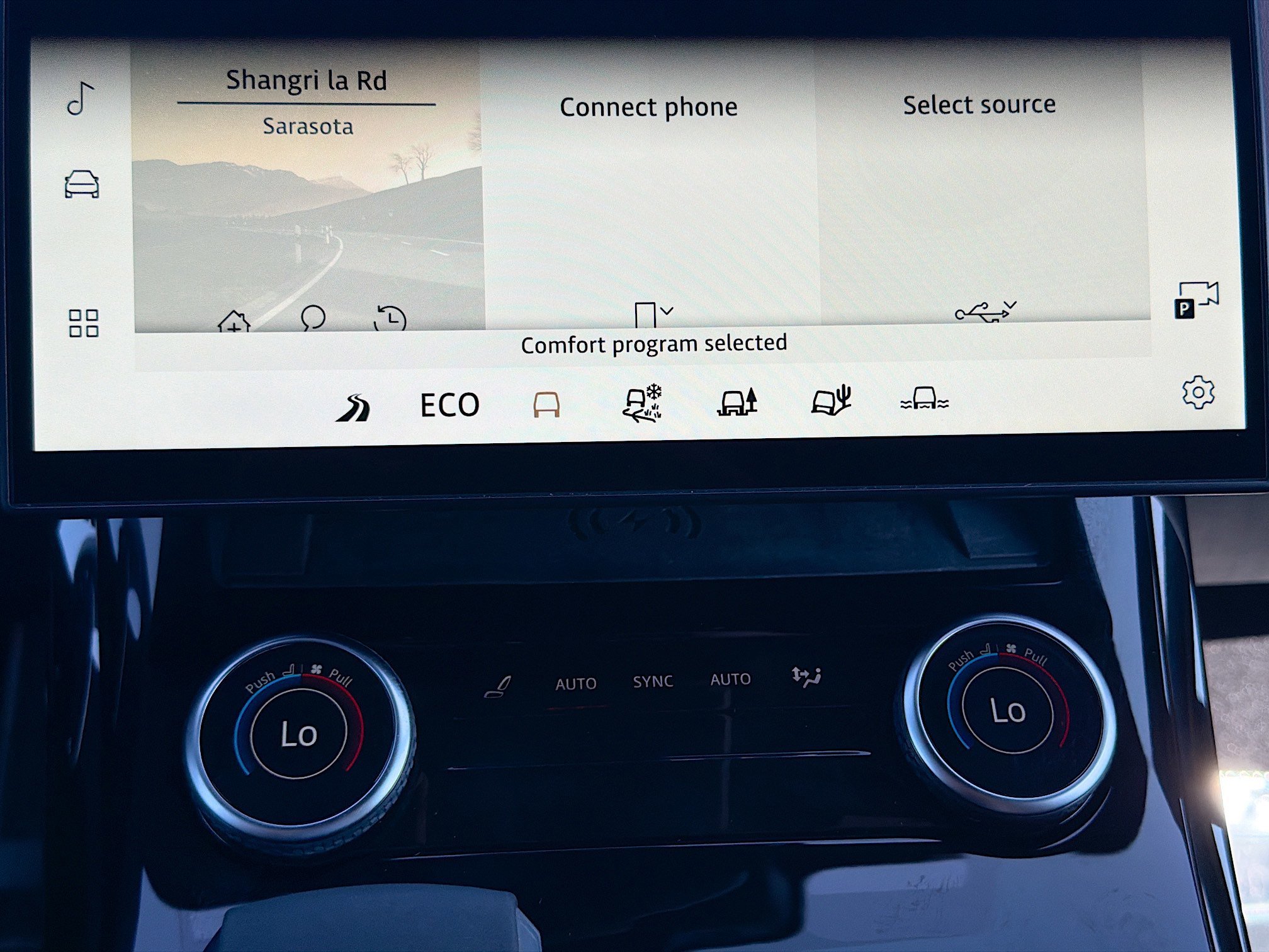 Used 2023 Fuji White Land Rover SE Dynamic image 31