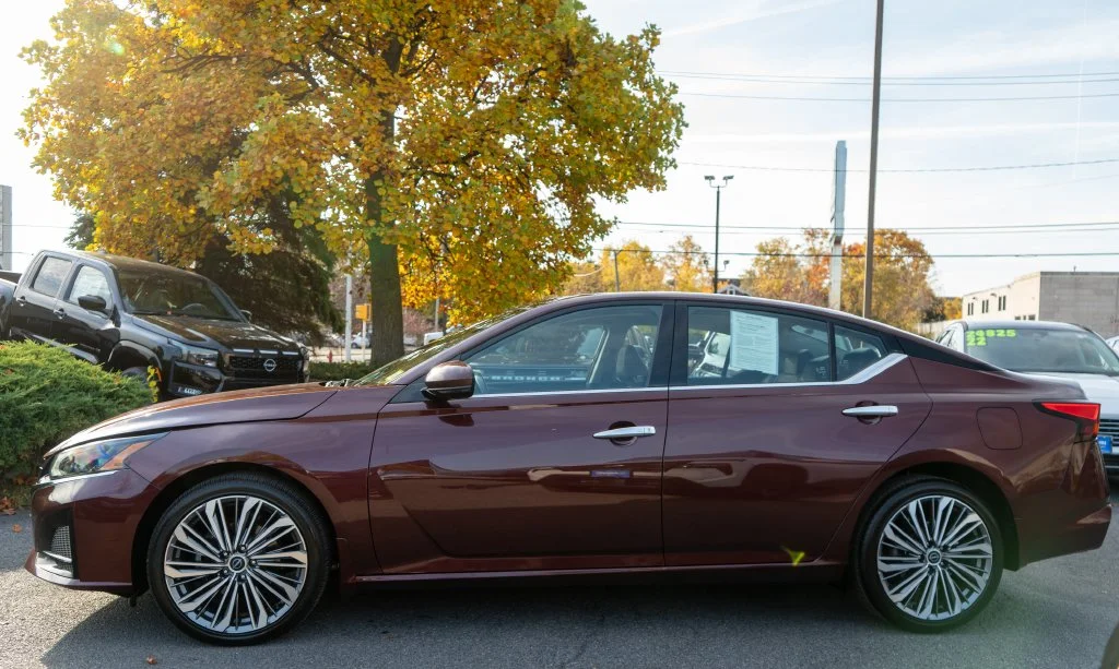 Used 2023 Red Nissan 2.5 SL image 9
