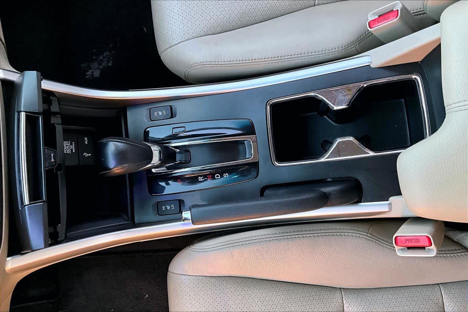 Used 2015 Champagne Frost Pearl Honda EX-L image 16