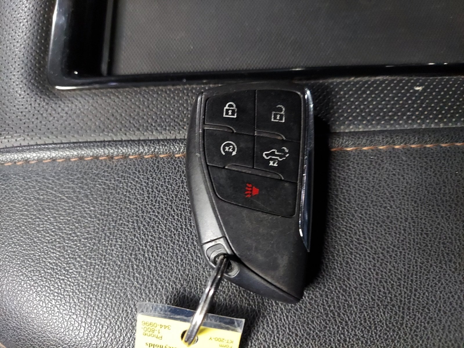 Used 2022 Summit White GMC AT4 image 31