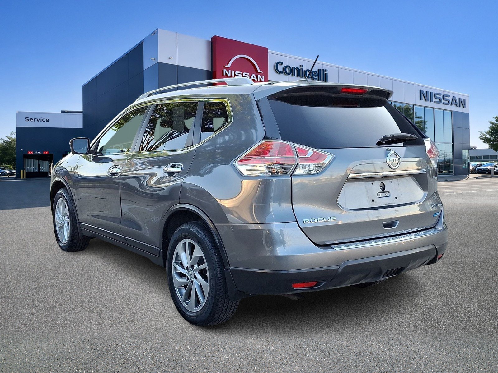 Used 2014 Gun Metallic Nissan SL image 3