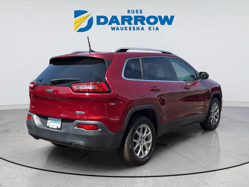 Used 2017 Red Jeep Latitude image 5