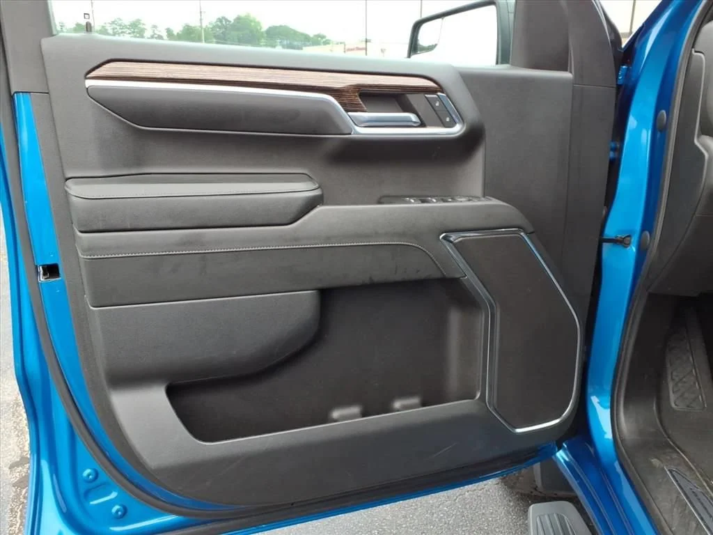 Used 2023 DYNAMIC BLUE METALLIC GMC Elevation image 5