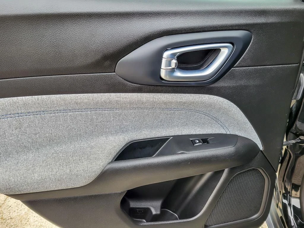 Used 2024 Black Jeep Latitude image 18