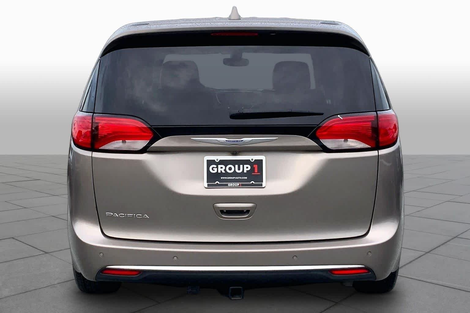 Used 2018 Molten Silver Chrysler Touring Plus image 5