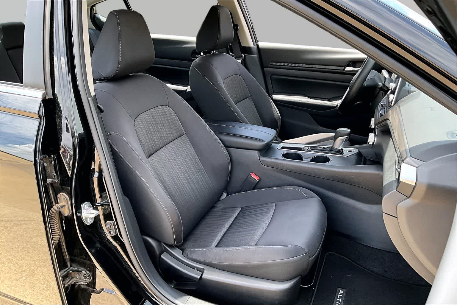 Used 2025 Super Black Nissan SV image 8