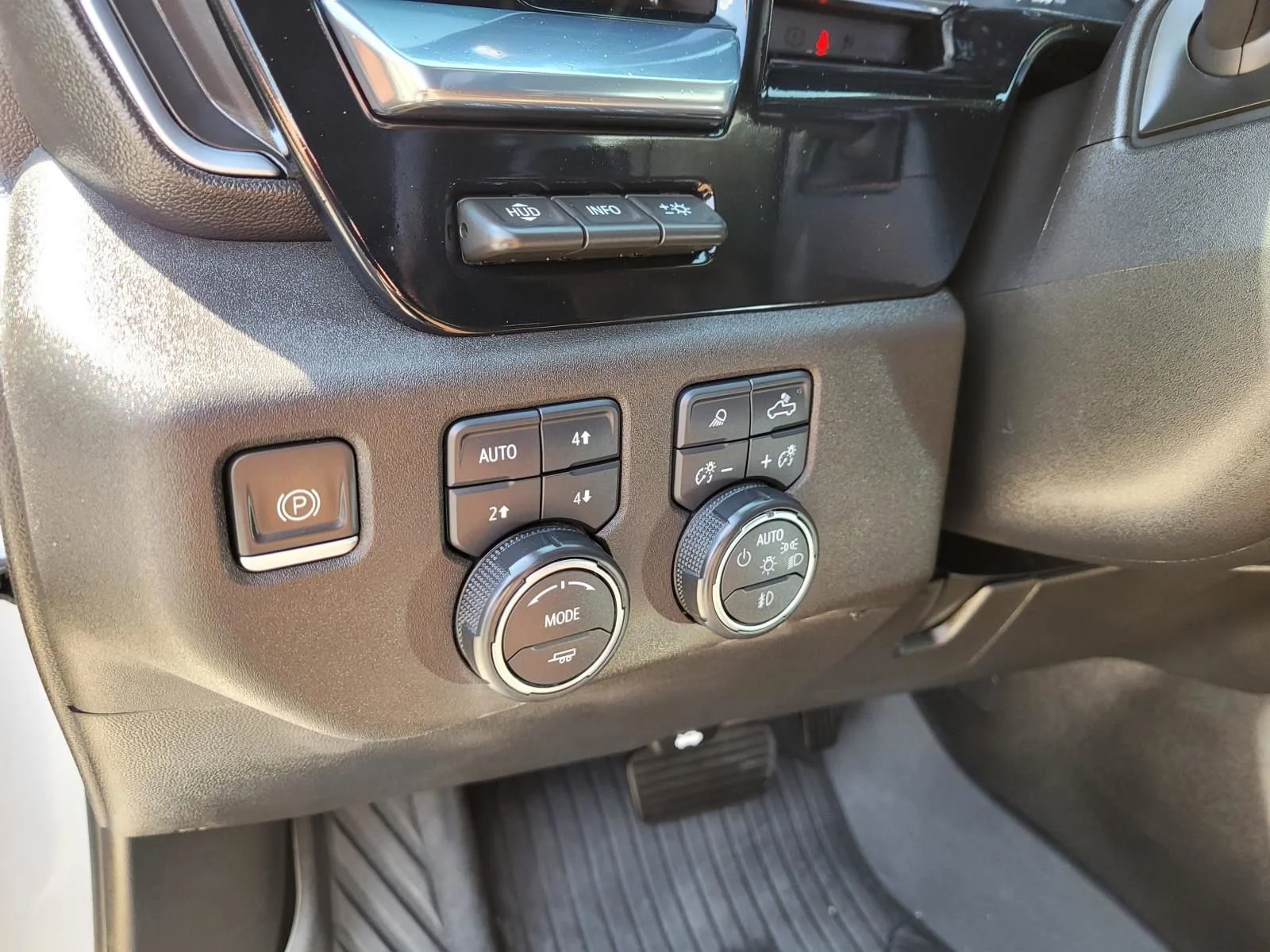 Used 2024 Iridescent Pearl Tricoat Chevrolet High Country image 25