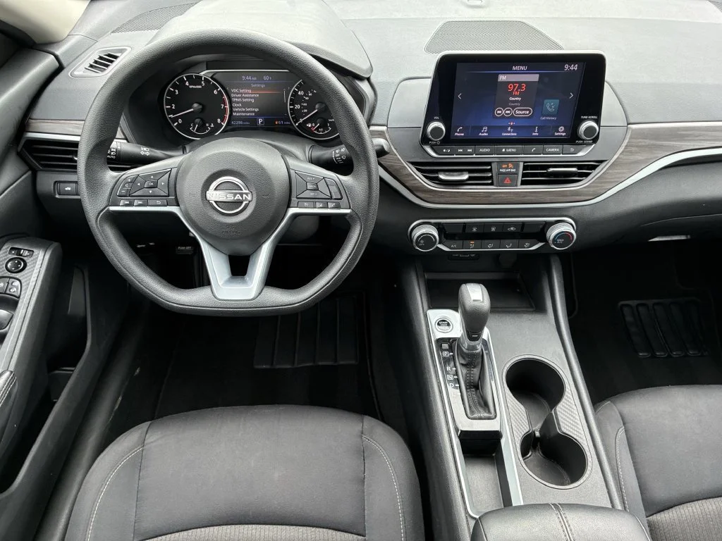 Used 2025 White Nissan 2.5 SV image 3