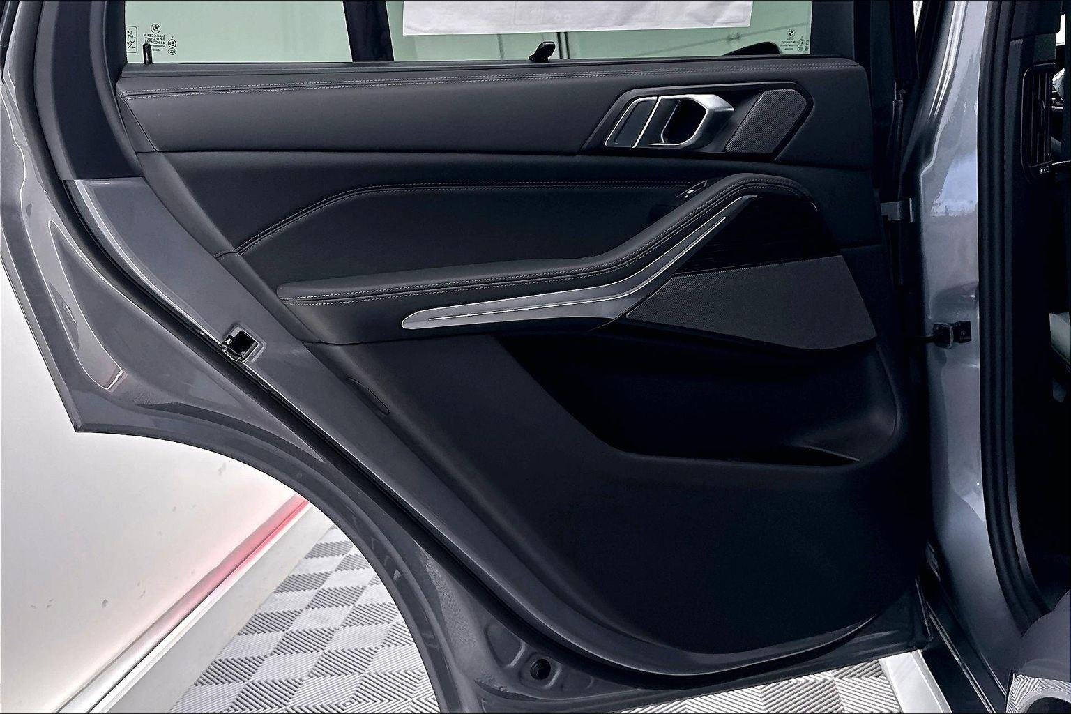 New 2026 Skyscraper Grey Metallic BMW xDrive50e image 30