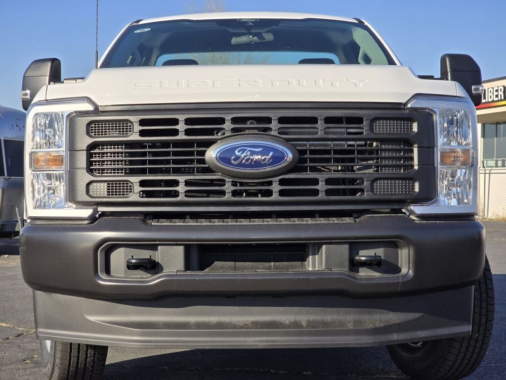 New 2026 Oxford White Ford XL image 3