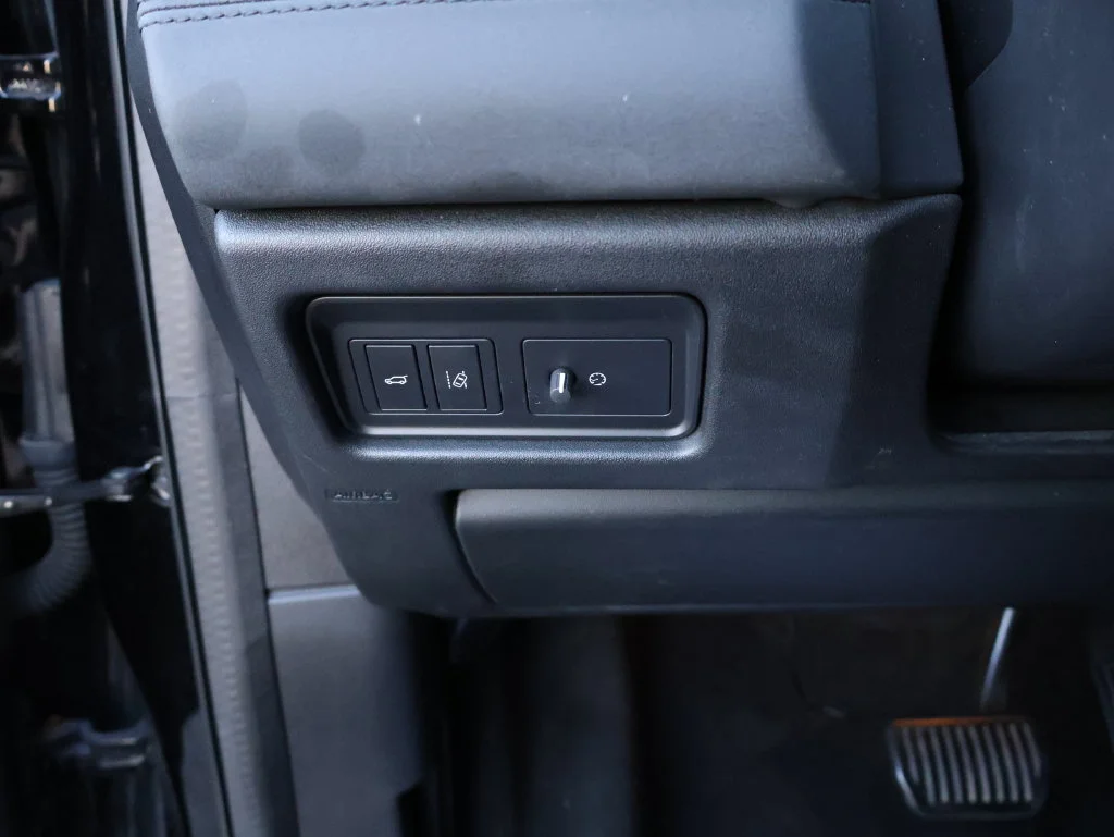 Used 2019  Land Rover  image 36