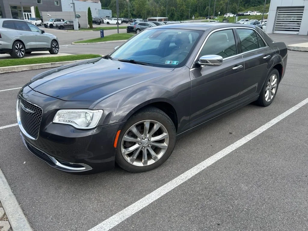 Used 2018 Crystal Metallic Chrysler Limited image 5