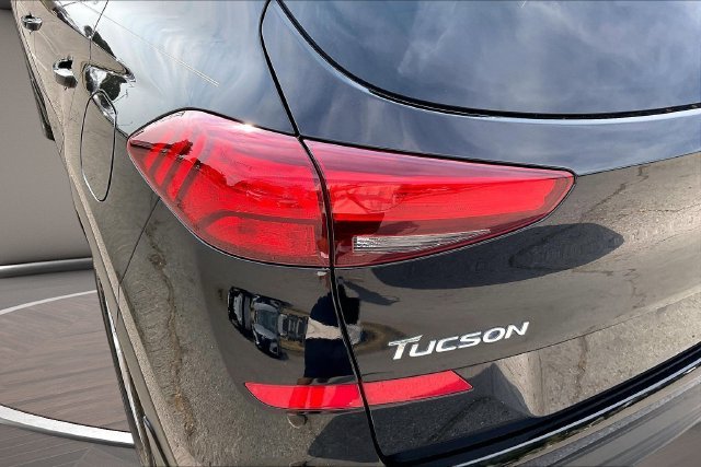 Used 2020 Black Hyundai SE image 27