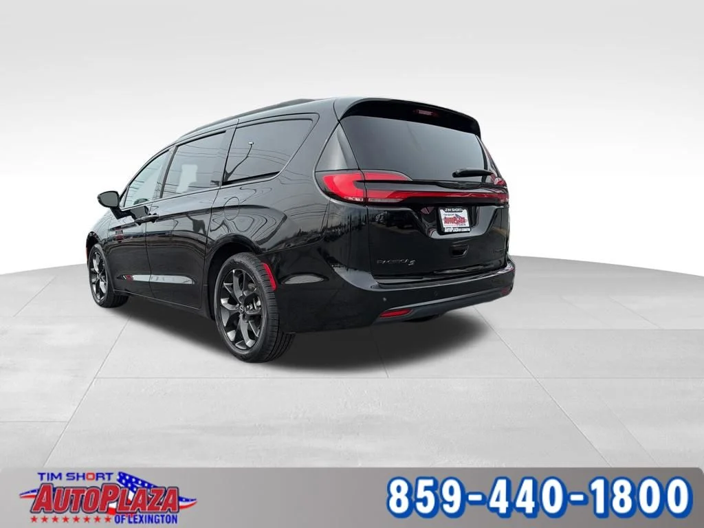 Used 2025 Black Chrysler Limited image 4