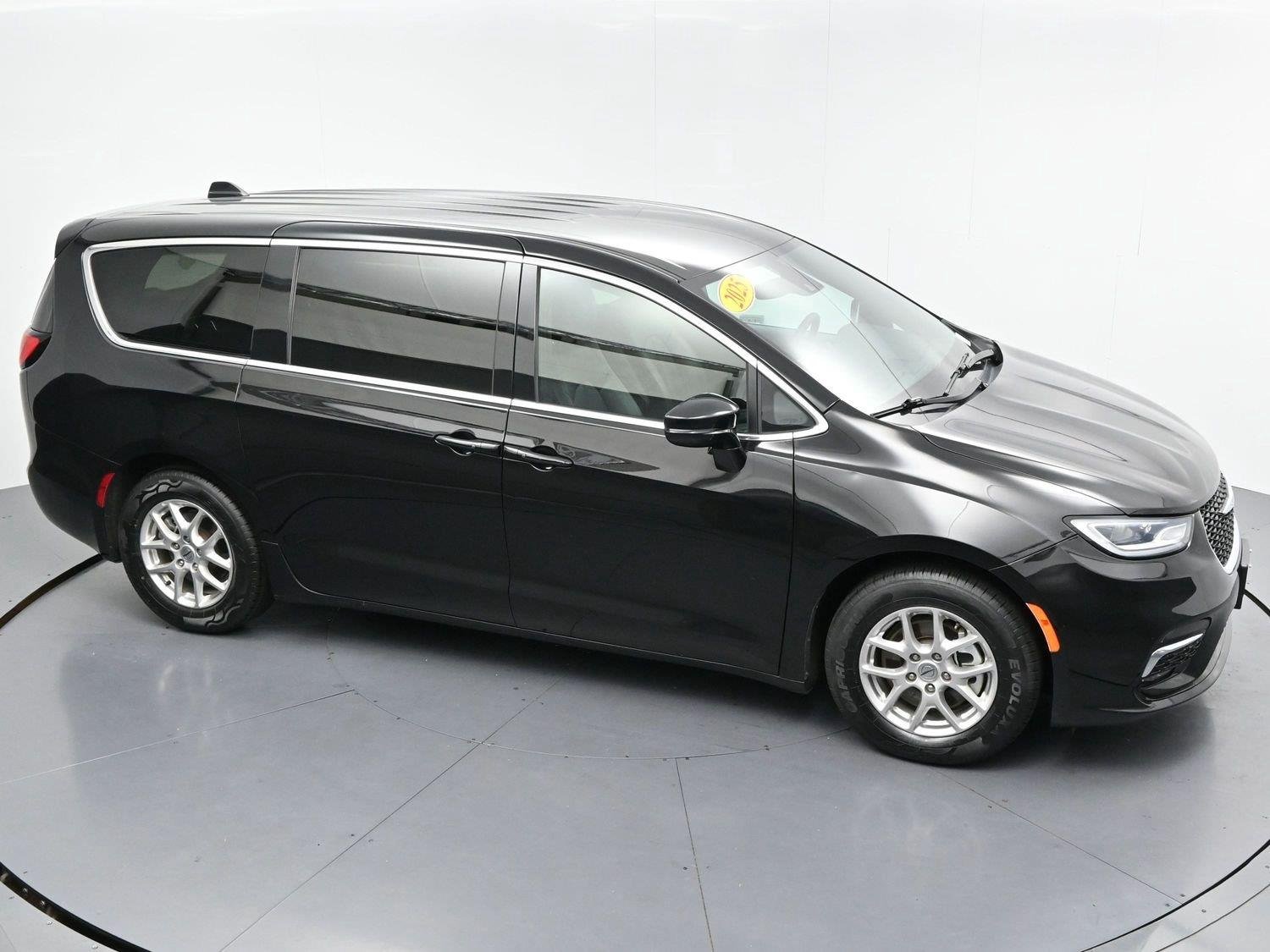 Used 2025 Diamond Black Crystal Pearlcoat Chrysler Select image 41