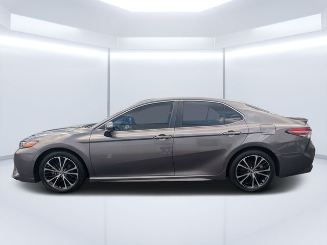 Used 2018 Gray Toyota SE image 6