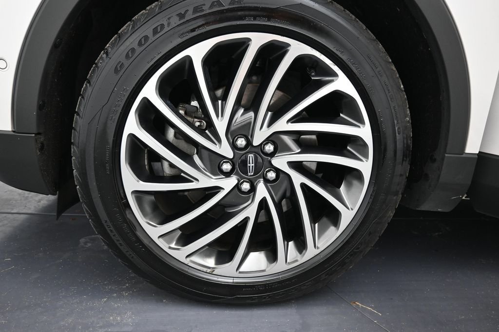 Used 2019 White Platinum Clearcoat Metallic Lincoln Reserve image 31