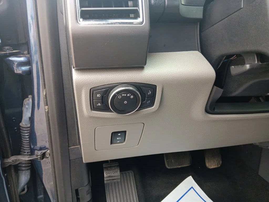 Used 2016 Blue Jeans Metallic Ford XLT image 17