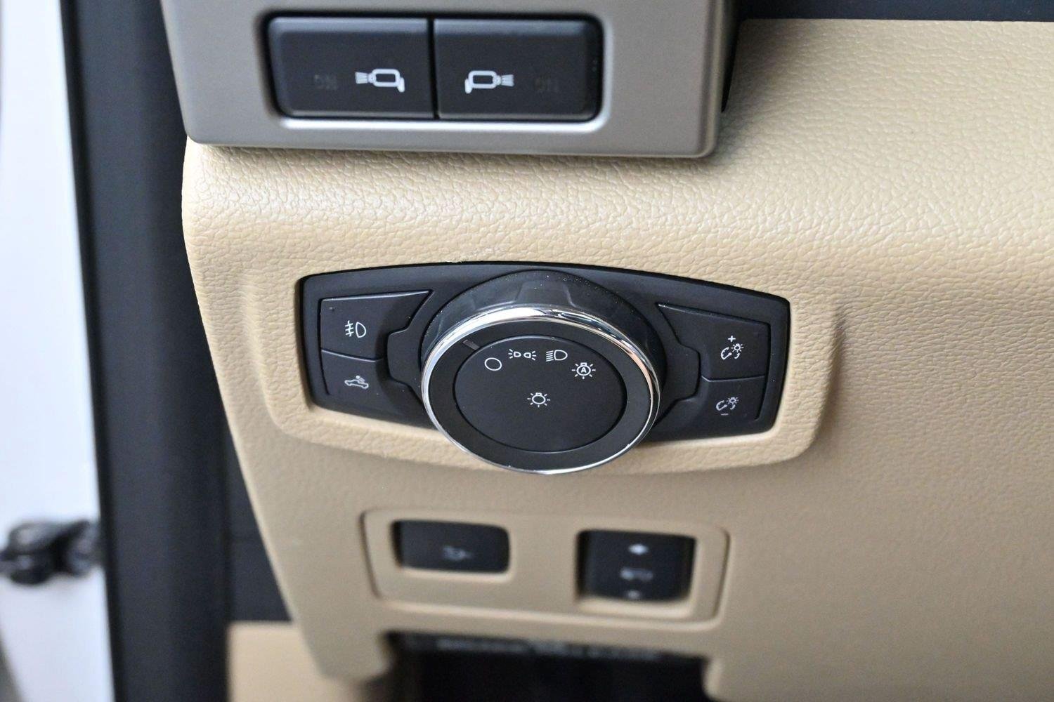 Used 2019 White Platinum Metallic Tri-Coat Ford Lariat image 29